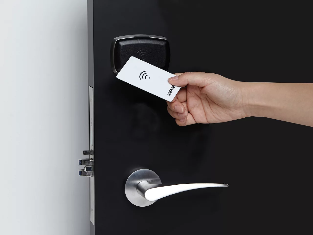 Modern lock supporting Mobile Access, wireless, and PoE connectivity for new builds and retrofits.